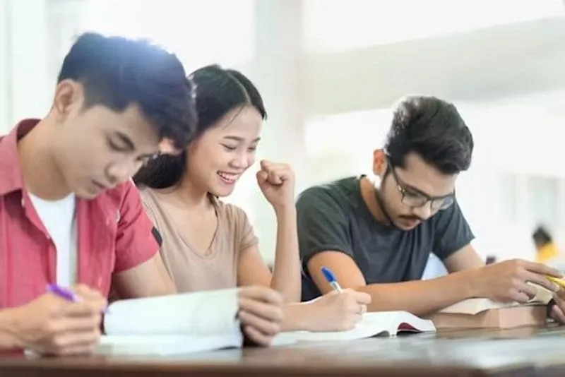 【ビザ】外国人の子供が日本で暮らし続けるための在留資格戦略：高校卒業が将来を左右する理由【18歳未満】